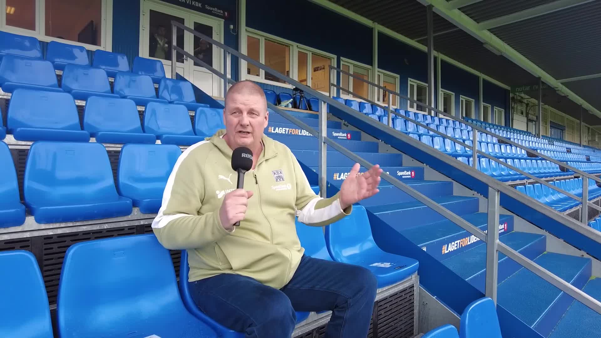 Frank viser fram ledige seter på stadion